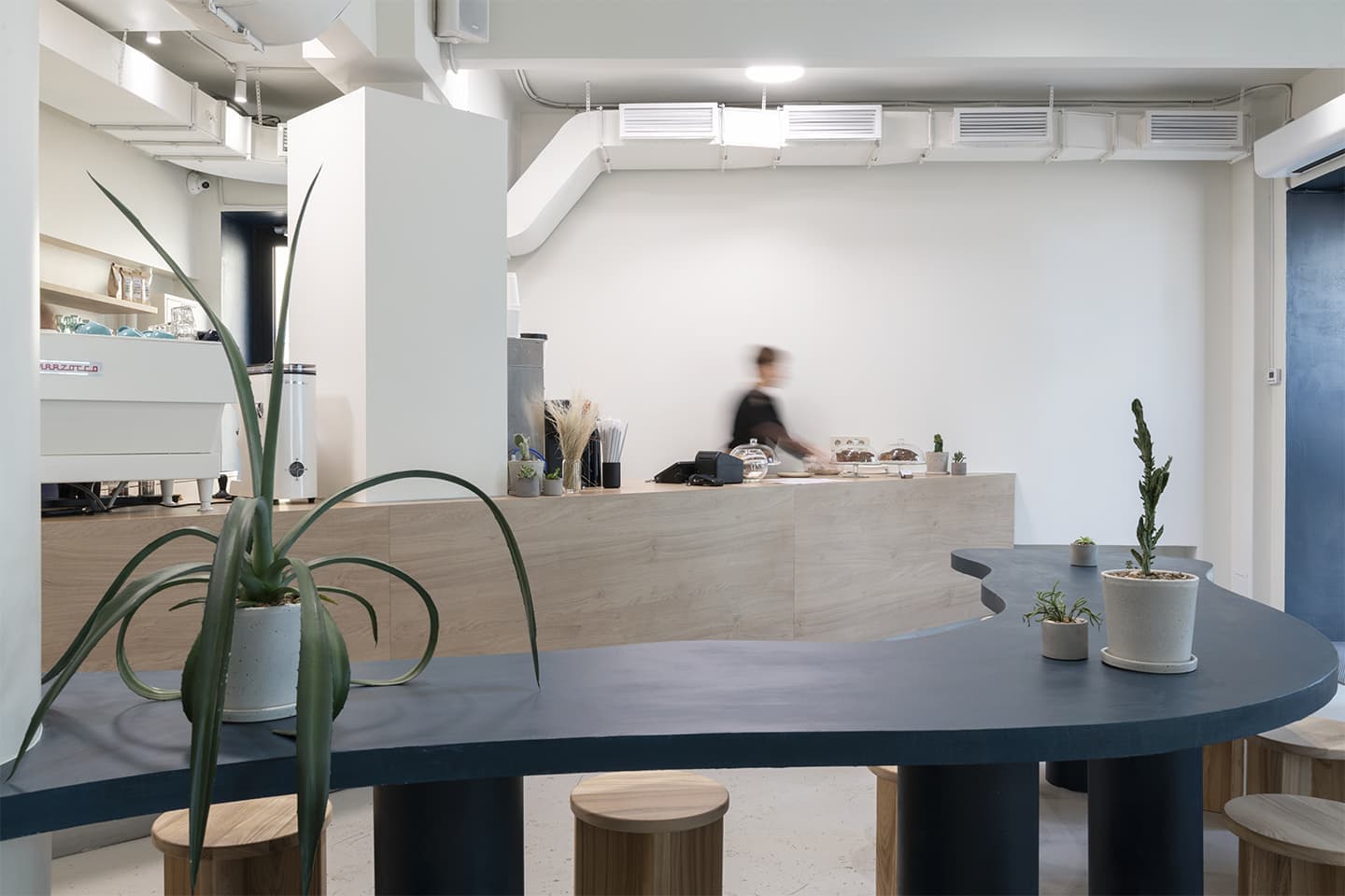 Лаконичный интерьер кафе с серферским духом – проект FREYA Architects