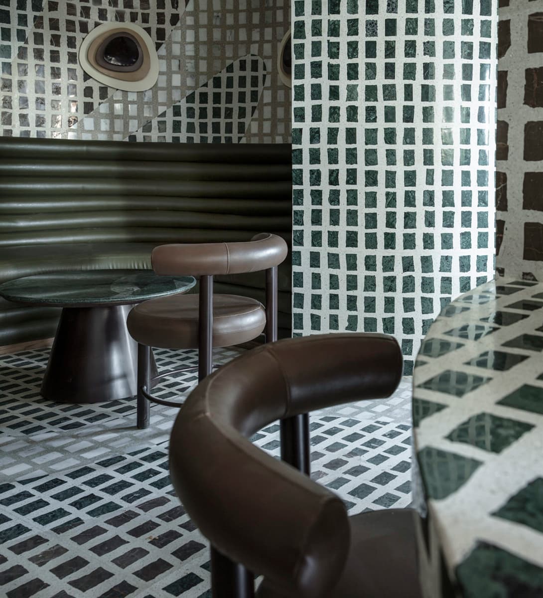 Оптические иллюзии и мягкие формы в интерьере индийского ресторана – проект Renesa Studio