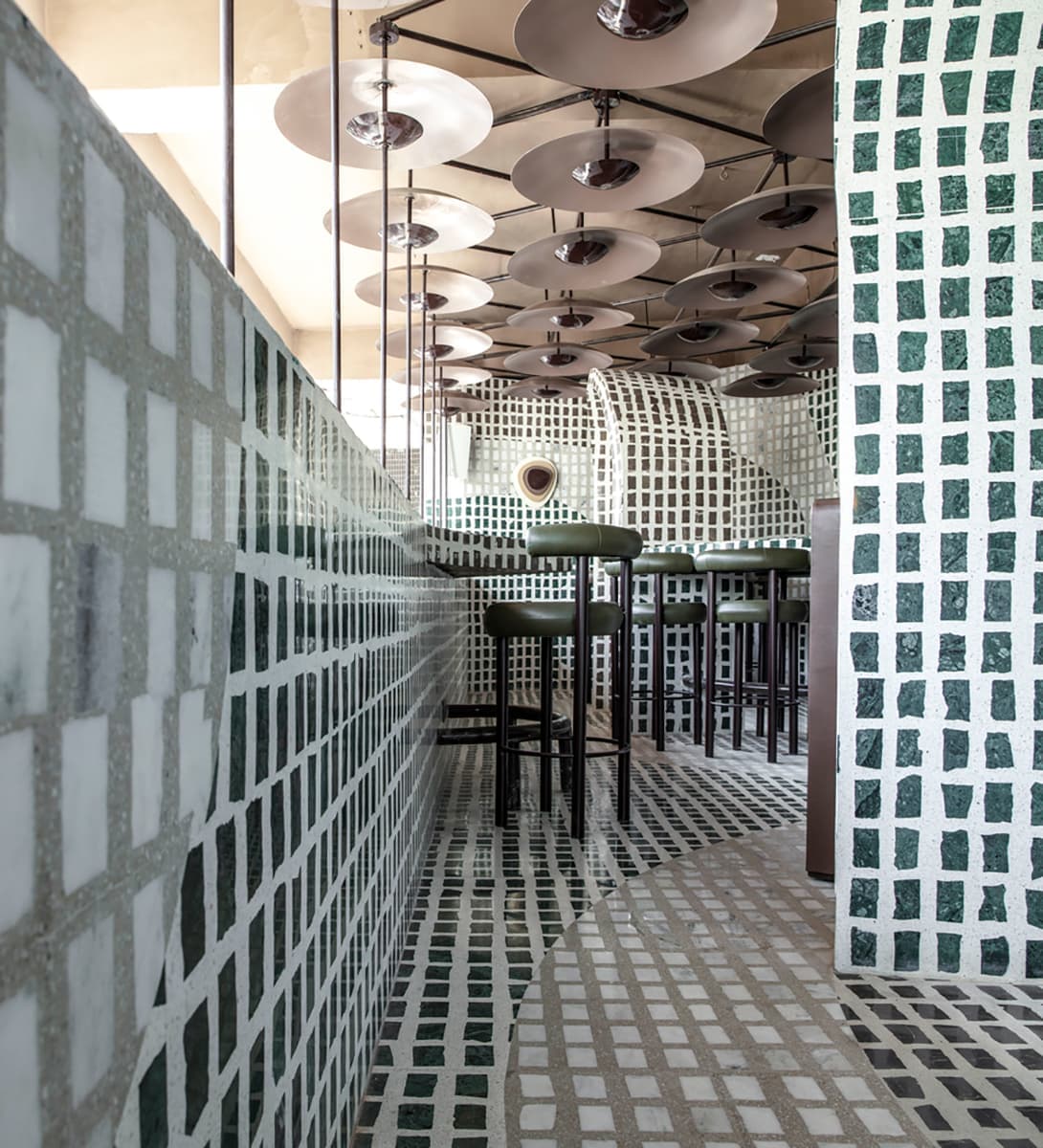 Оптические иллюзии и мягкие формы в интерьере индийского ресторана – проект Renesa Studio