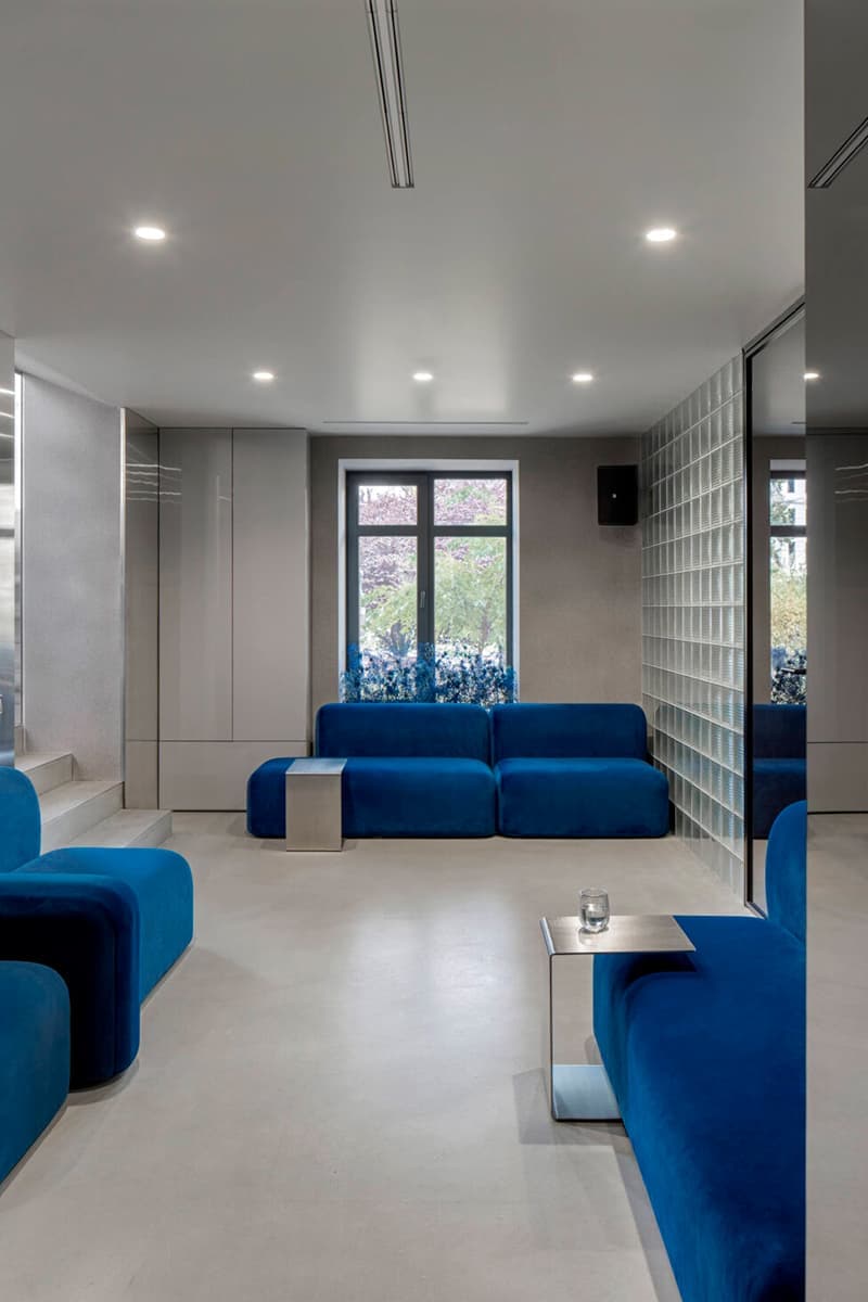 Бетон, зеркала и велюр в интерьере салона красоты – проект Sivak+Partners