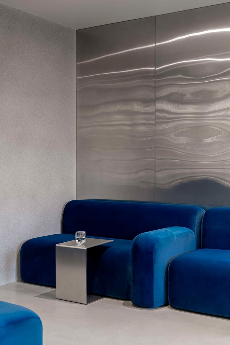 Бетон, зеркала и велюр в интерьере салона красоты – проект Sivak+Partners