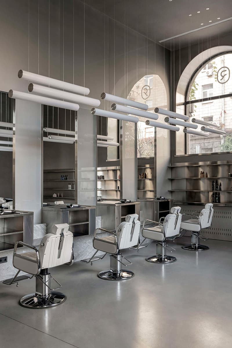 Бетон, зеркала и велюр в интерьере салона красоты – проект Sivak+Partners