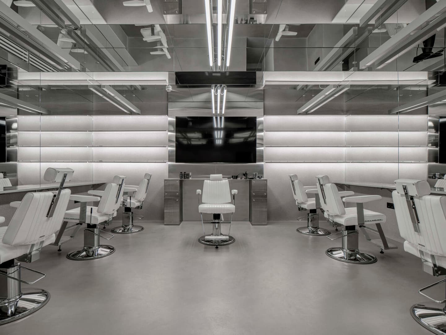 Бетон, зеркала и велюр в интерьере салона красоты – проект Sivak+Partners