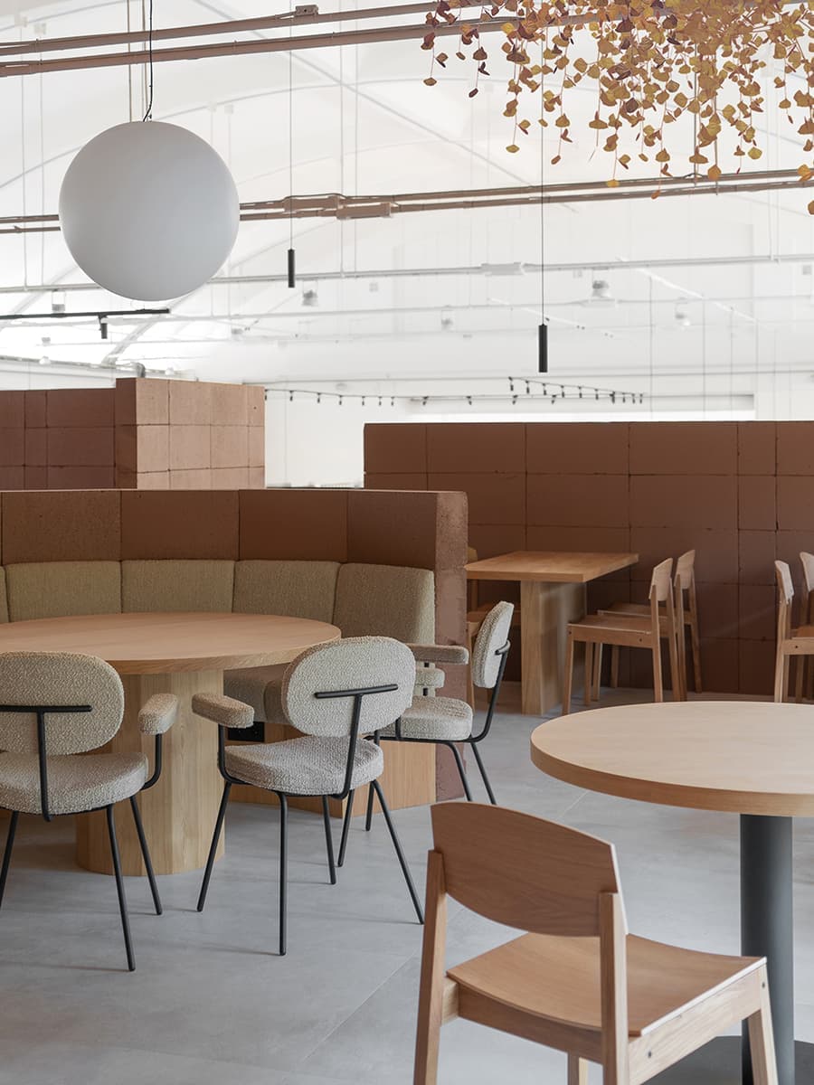 Теплый интерьер ресторана с авторской мебелью – проект Delo Design