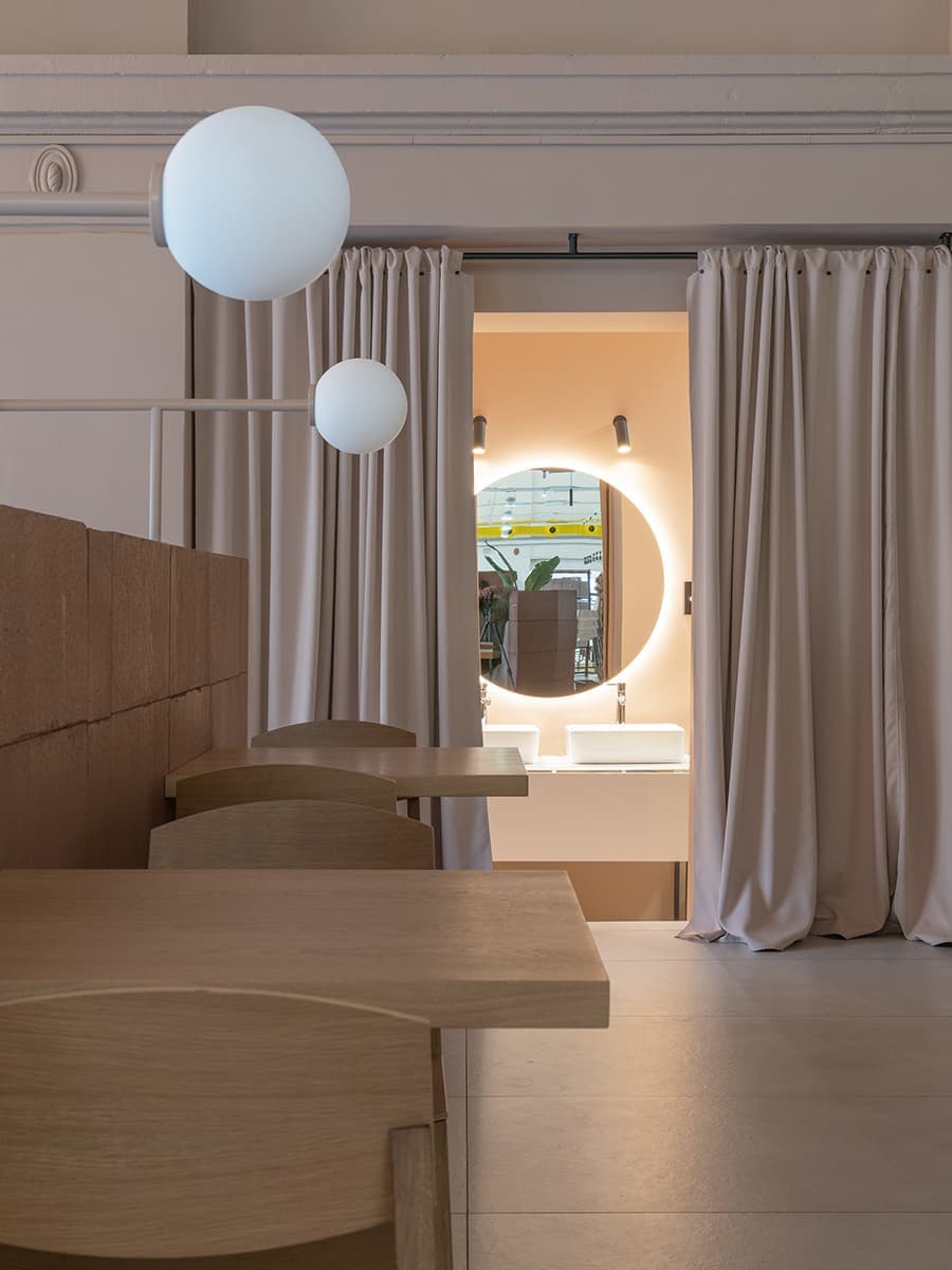 Теплый интерьер ресторана с авторской мебелью – проект Delo Design