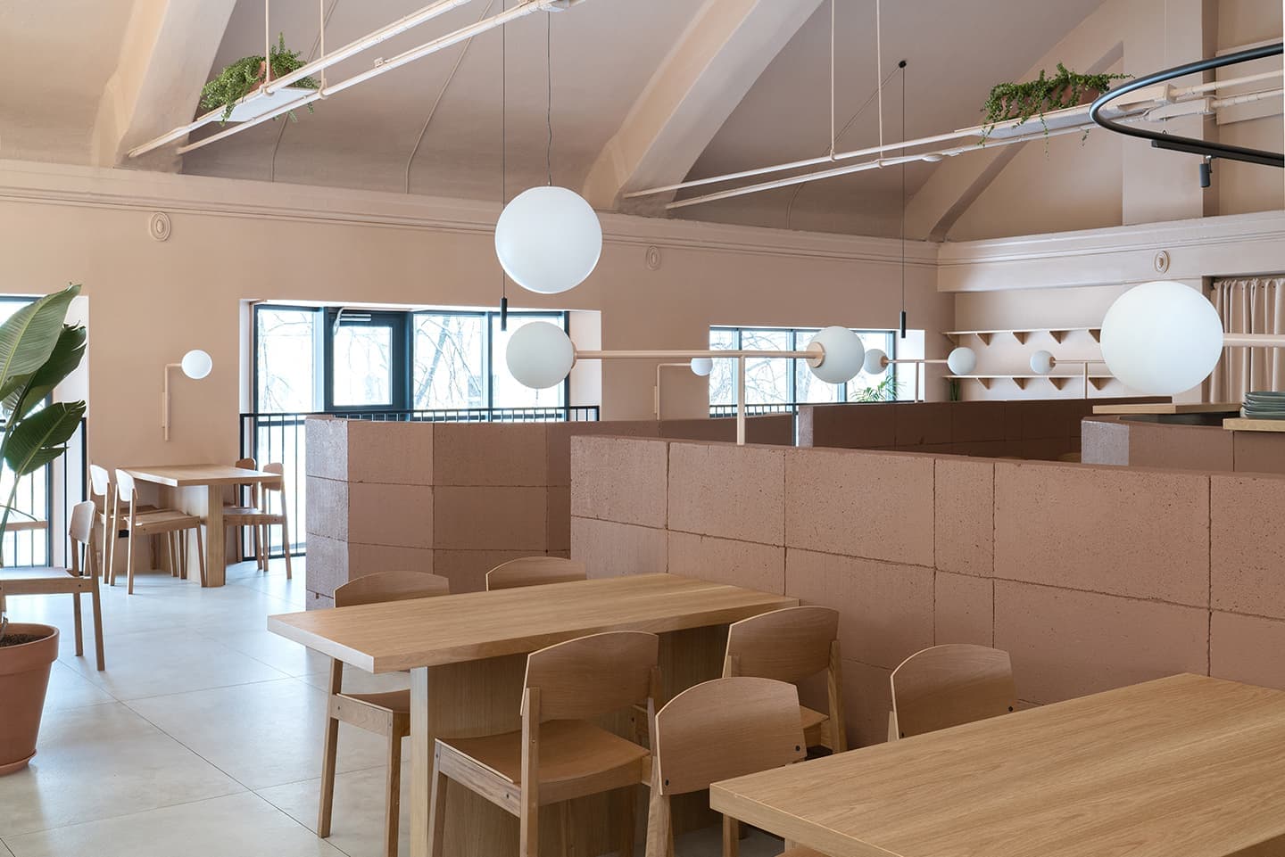 Теплый интерьер ресторана с авторской мебелью – проект Delo Design