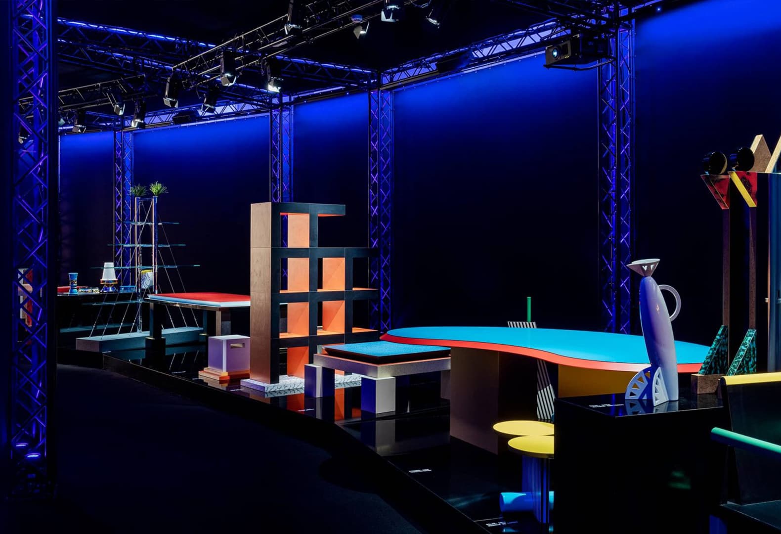 Знаковые работы дизайн-коллектива «Мемфис» в музее Триеннале