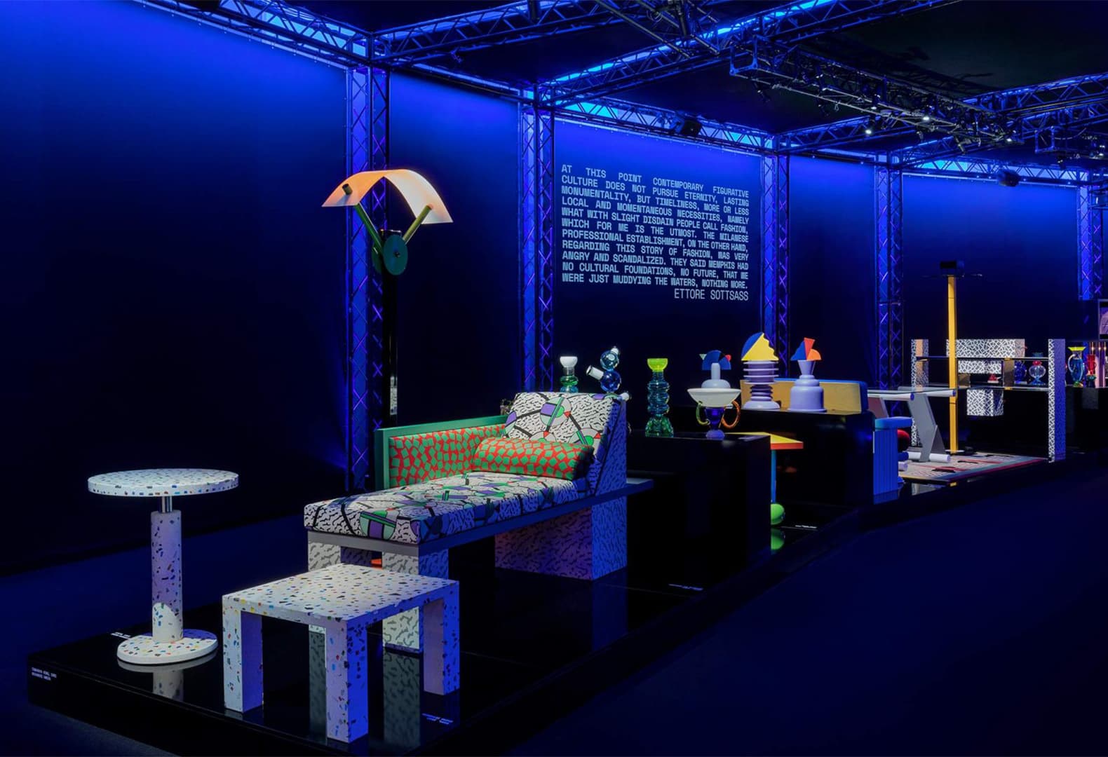 Знаковые работы дизайн-коллектива «Мемфис» в музее Триеннале