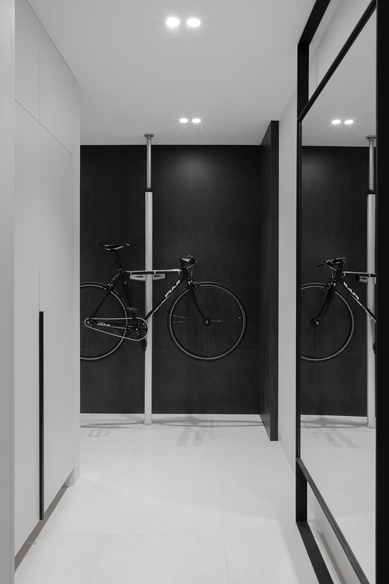 Монохромная квартира в черно-белых тонах — проект KONONOV Studio