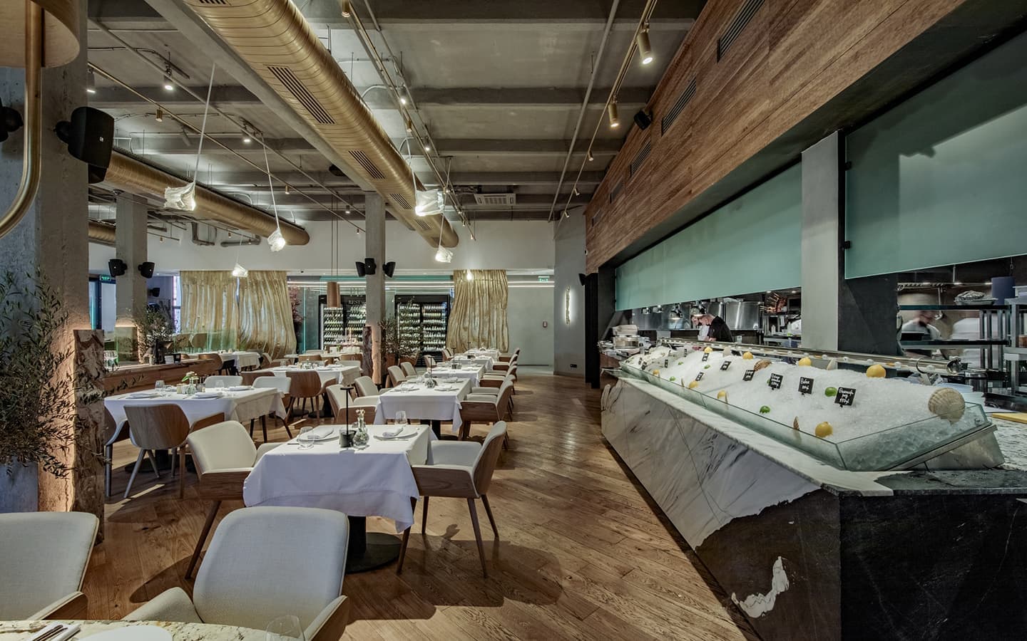 Интерьер премиум-ресторана с торжественной атмосферой – проект бюро Archpoint