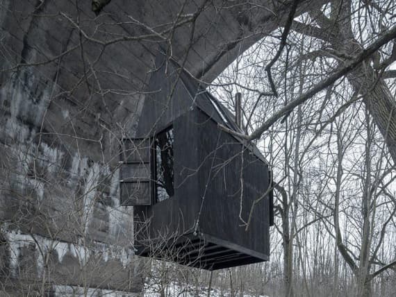 H3T architects построили «летающий» черный дом под мостом в Чехии H3T architects построили «летающий» черный дом под мостом в Чехии