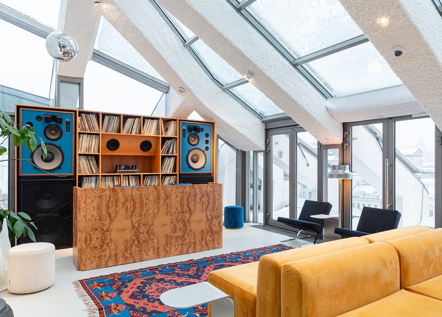 Модный интерьер новой пиццерии в универмаге «Цветной» – проект Archiproba Studios