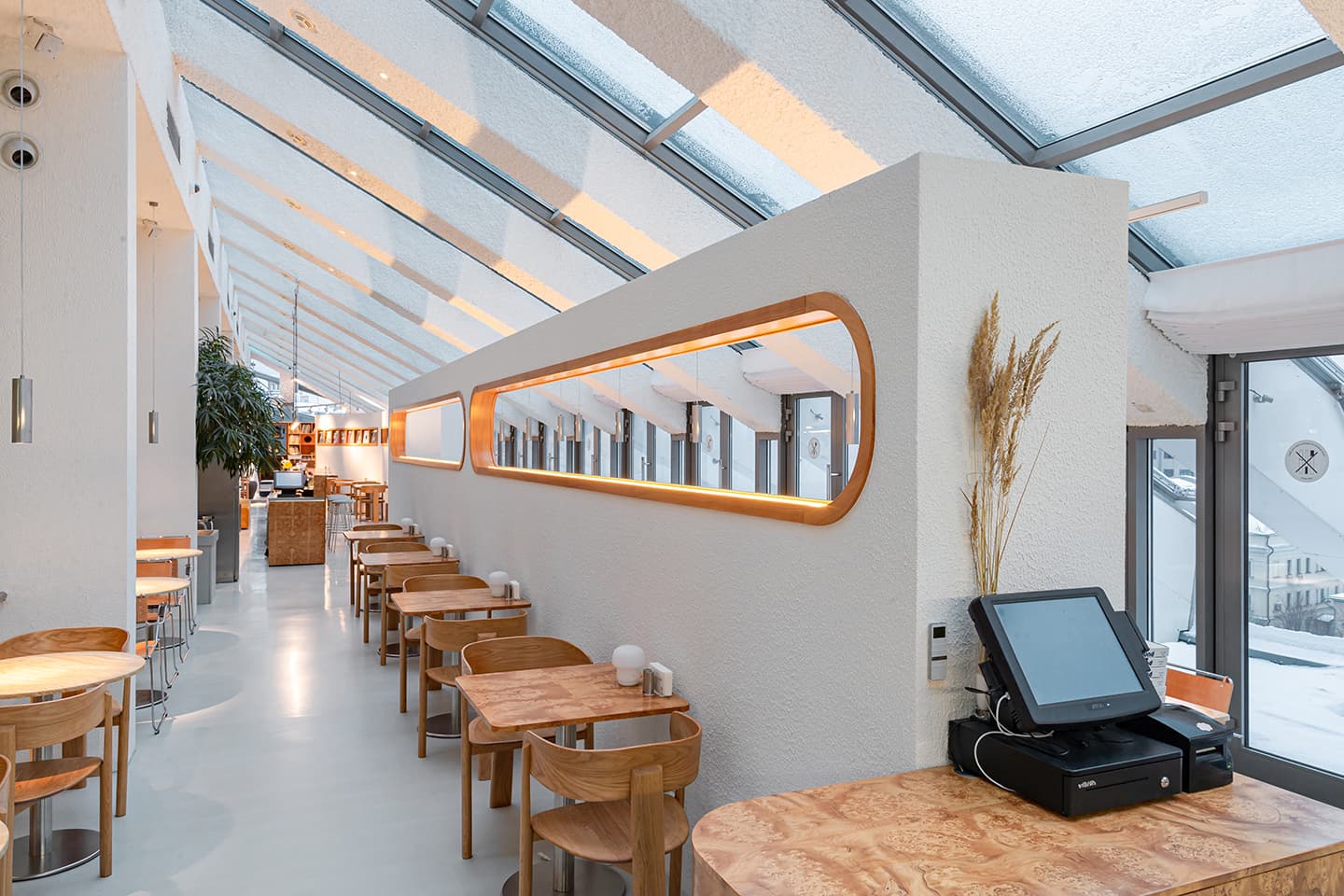 Модный интерьер новой пиццерии в универмаге «Цветной» – проект Archiproba Studios