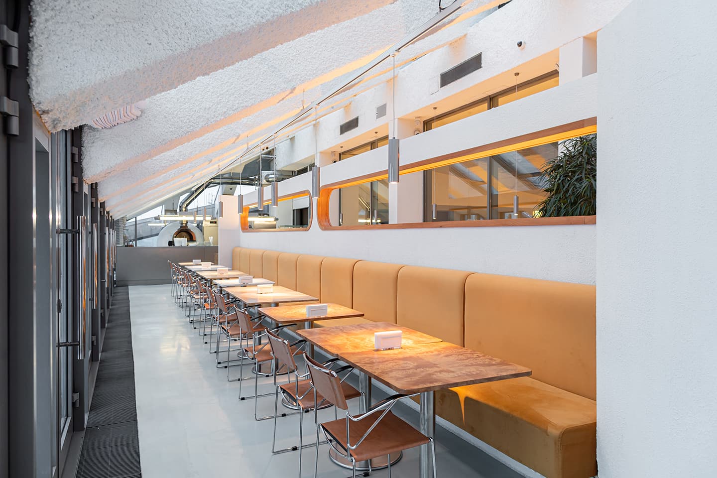 Модный интерьер новой пиццерии в универмаге «Цветной» – проект Archiproba Studios