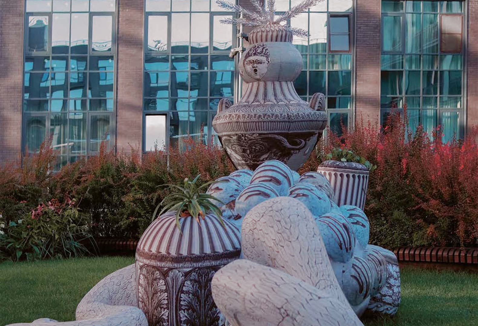 Ирина Корина, надувная скульптура «Отдыхающая развалина». Фото: @bytoma, галерея JART