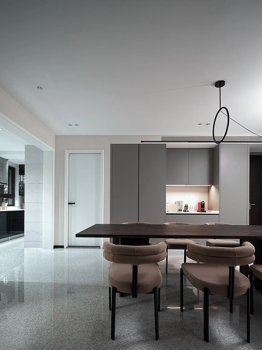 Статусный черно-белый интерьер для молодой пары – проект RUI Design