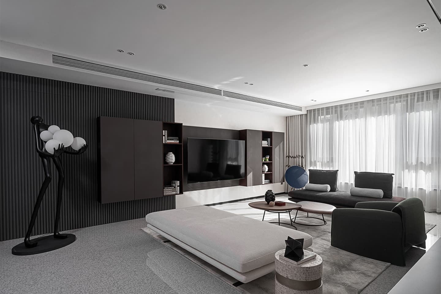Статусный черно-белый интерьер для молодой пары – проект RUI Design