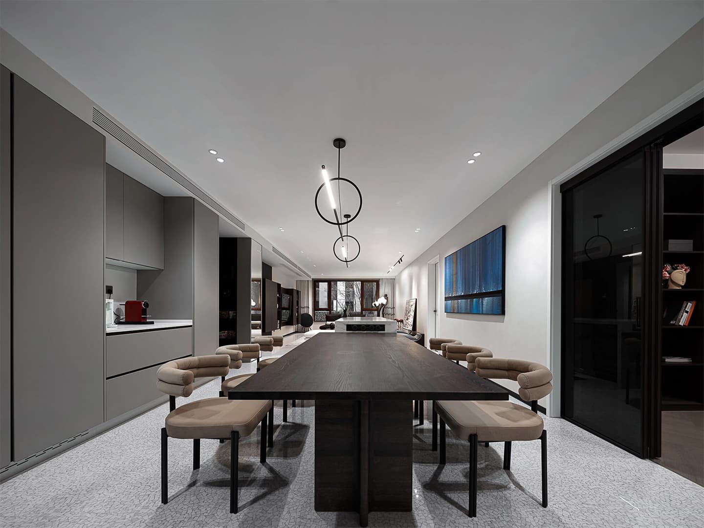 Статусный черно-белый интерьер для молодой пары – проект RUI Design