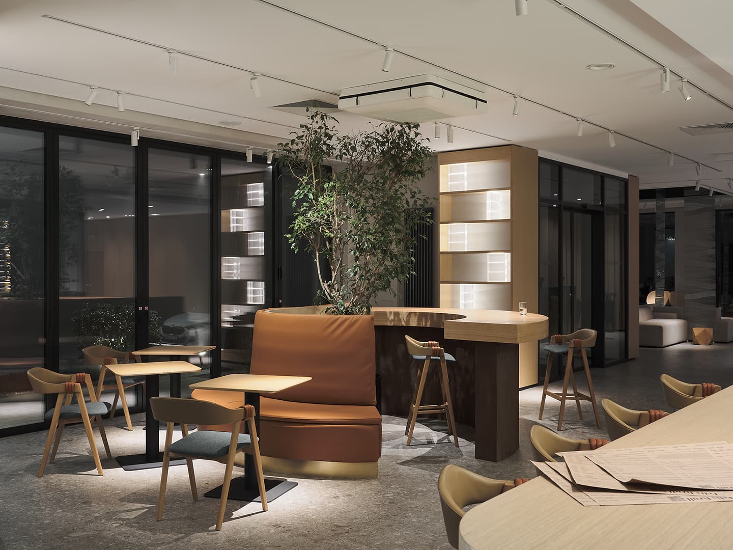 Единство стекла и дерева в интерьере отеля Karmann’s – проект Олеси Левкович