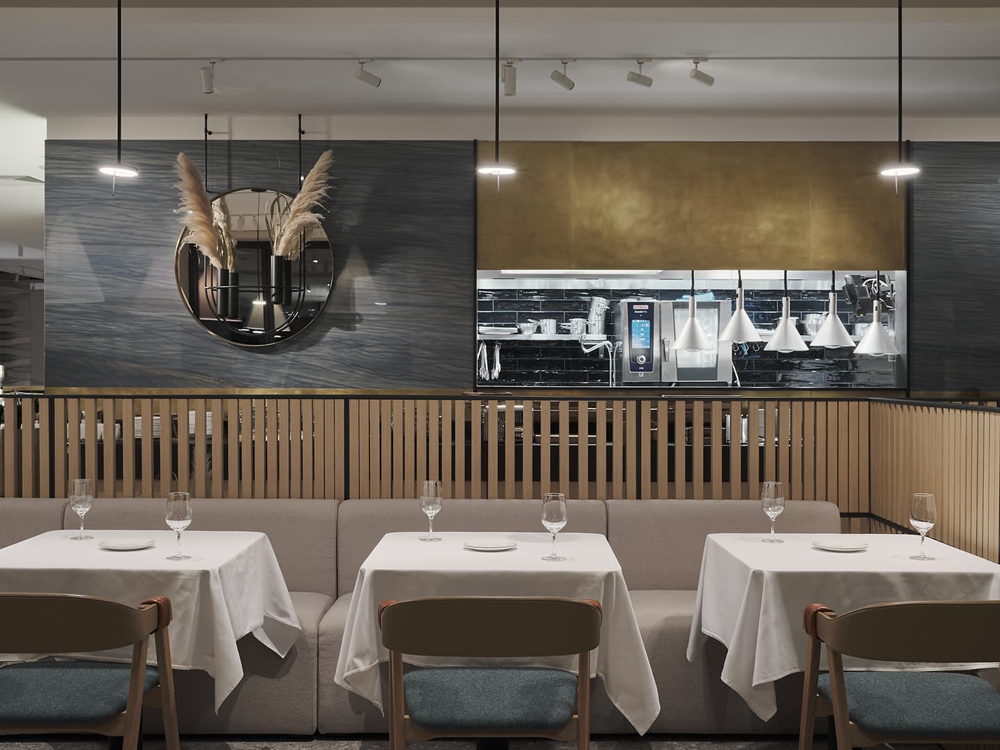 Единство стекла и дерева в интерьере отеля Karmann’s – проект Олеси Левкович