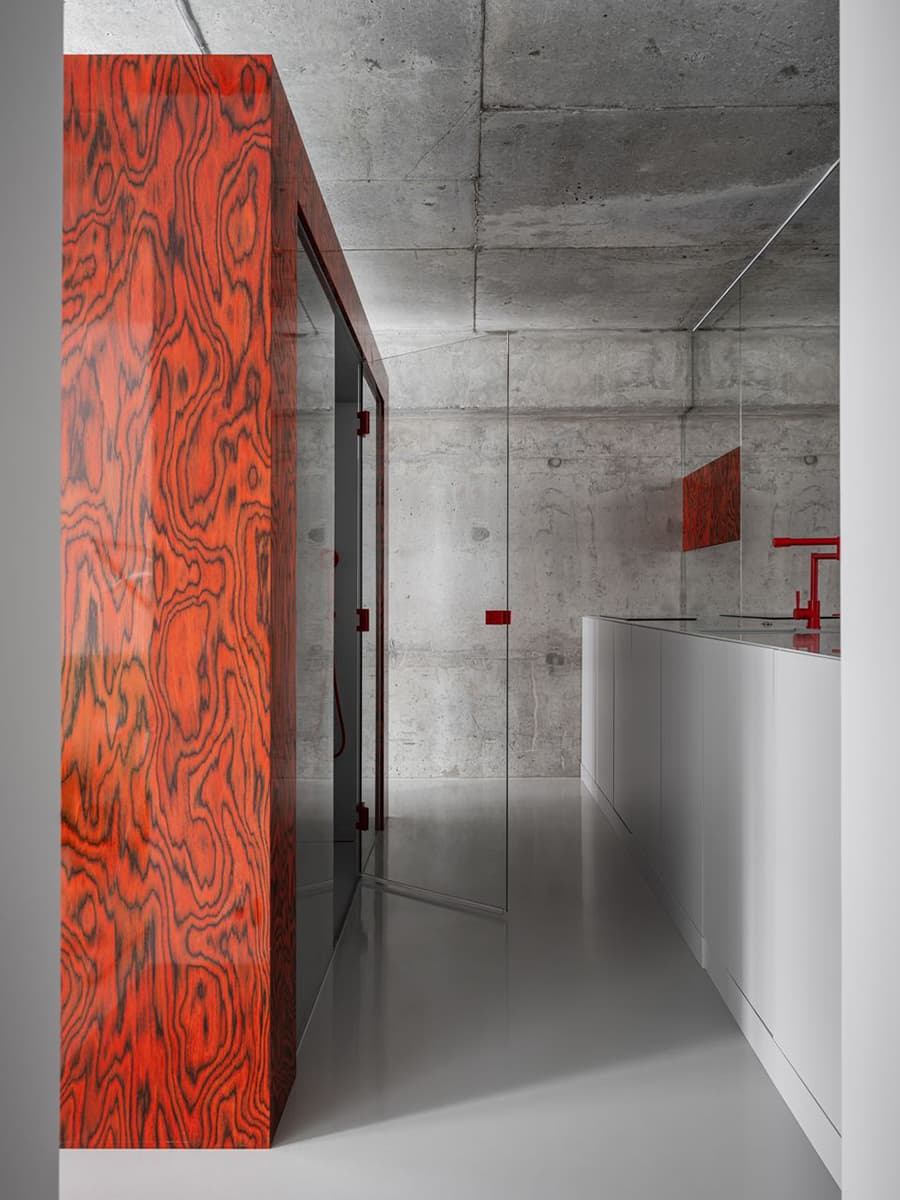 Интерьер апартаментов с активными деталями и материалами – проект Елены Локастовой