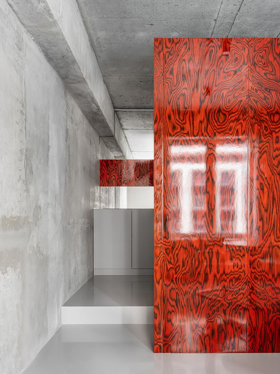 Интерьер апартаментов с активными деталями и материалами – проект Елены Локастовой