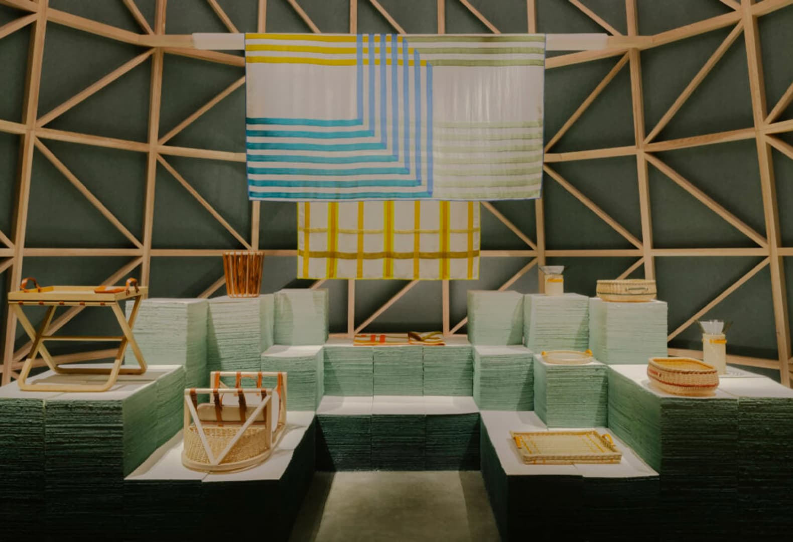 «Водонапорные башни» из цветной бумаги, Hermès. Фото: Hermès