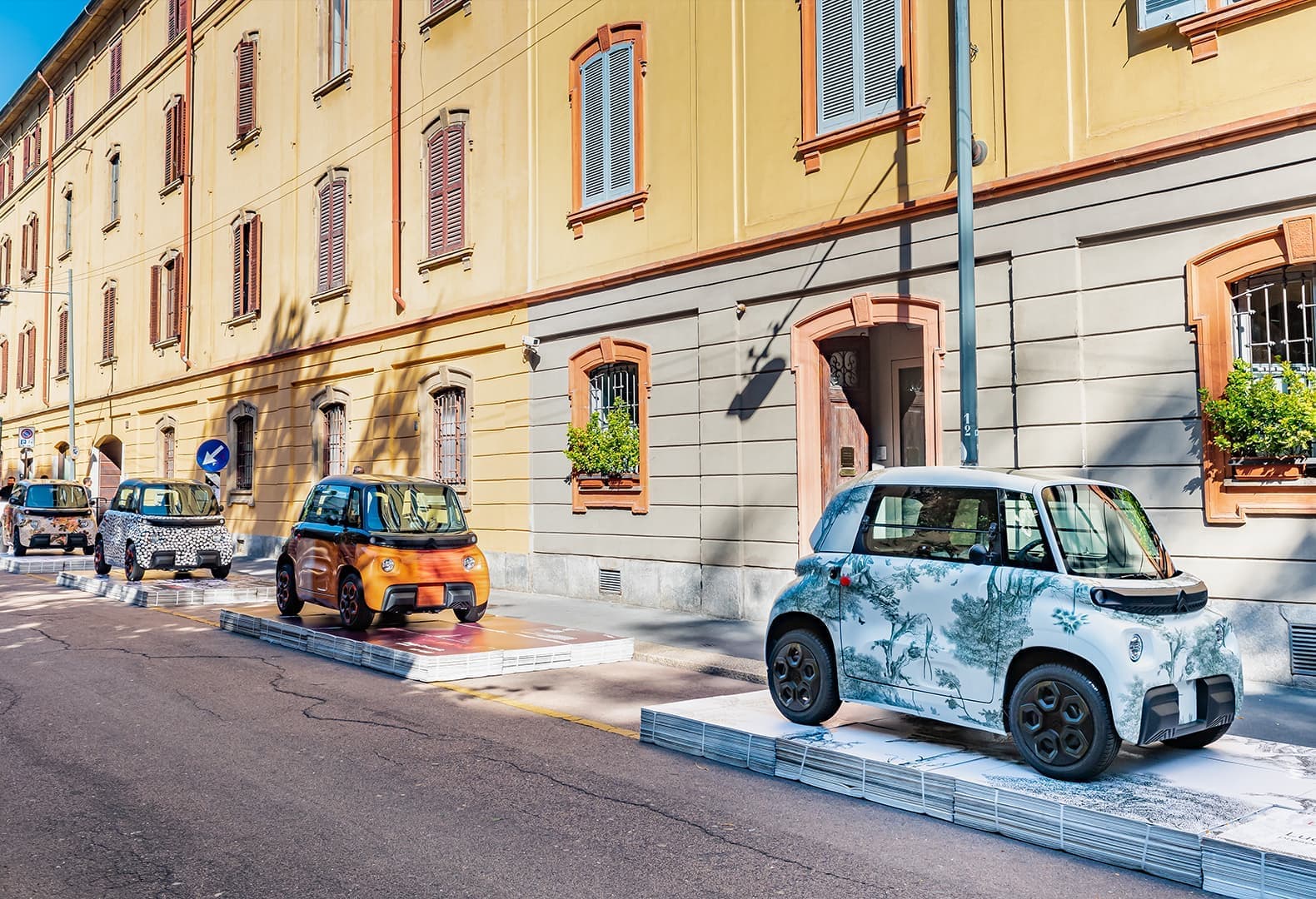 Красочные автомобили Citroën AMI, Rossana Orlandi. Фото: Andrea Ceriani