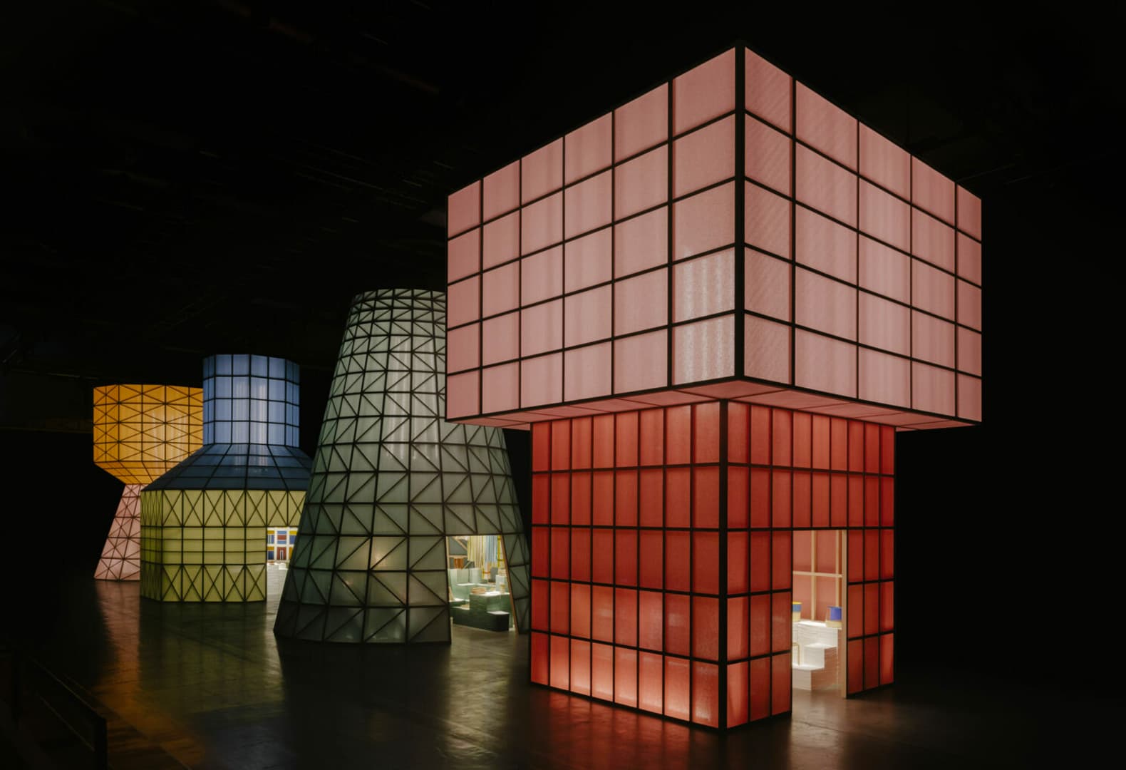 «Водонапорные башни» из цветной бумаги, Hermès. Фото: Hermès