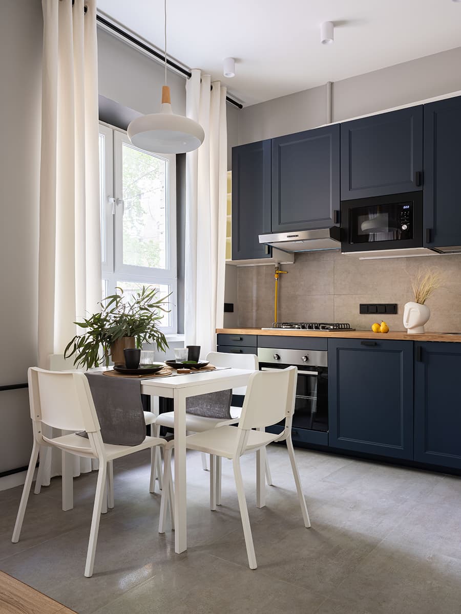 Уютный интерьер с доминирующим синим цветом – проект бюро Archistories