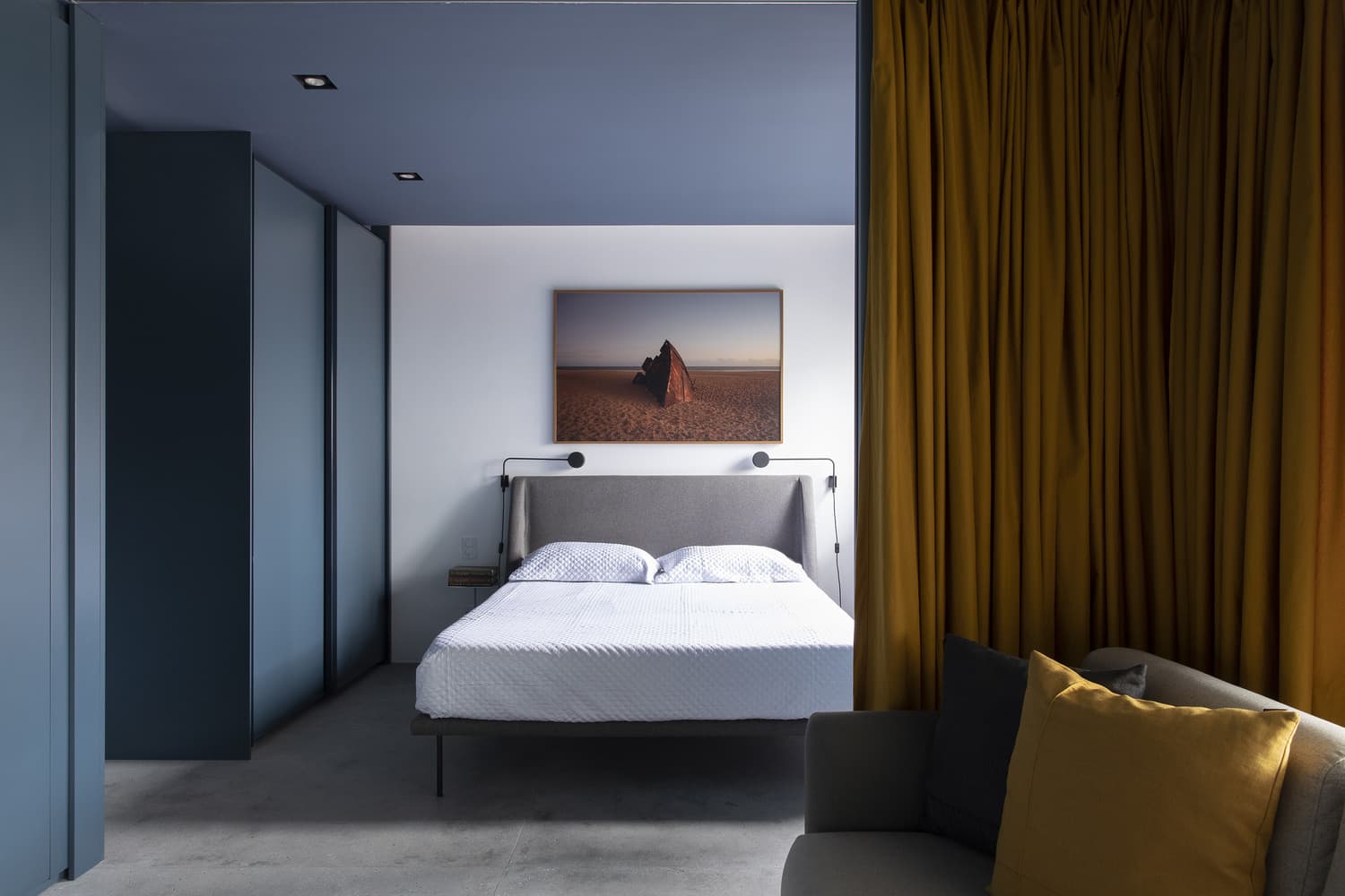 Ненавязчивый градиент и приемы техники color-block в интерьере квартиры-студии — проект Metamoorfose Studio