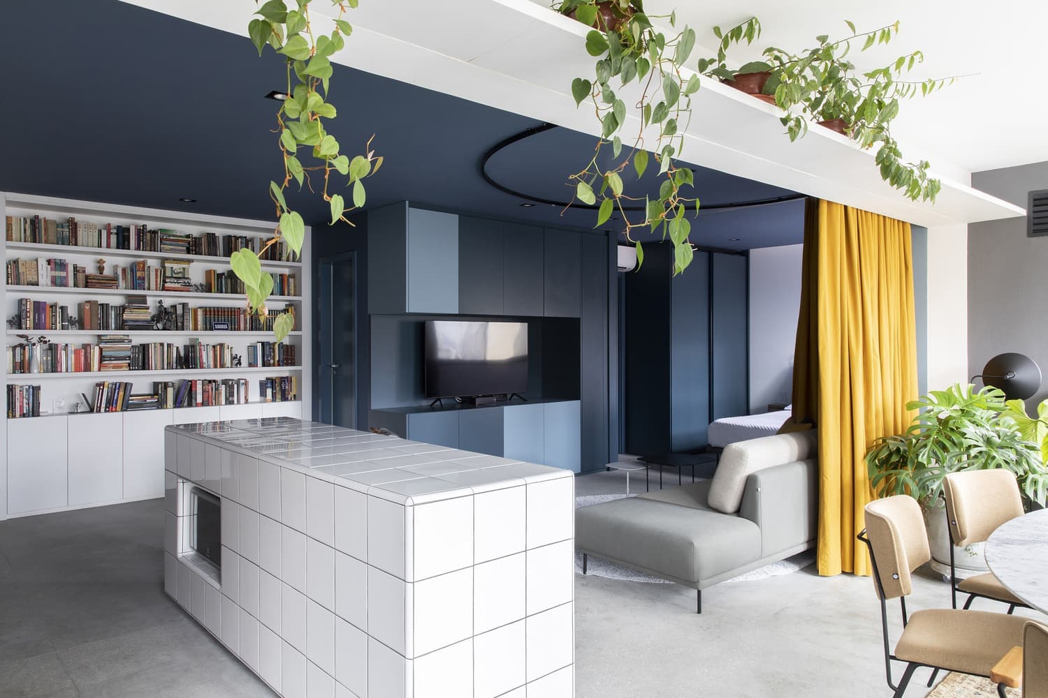 Ненавязчивый градиент и приемы техники color-block в интерьере квартиры-студии — проект Metamoorfose Studio