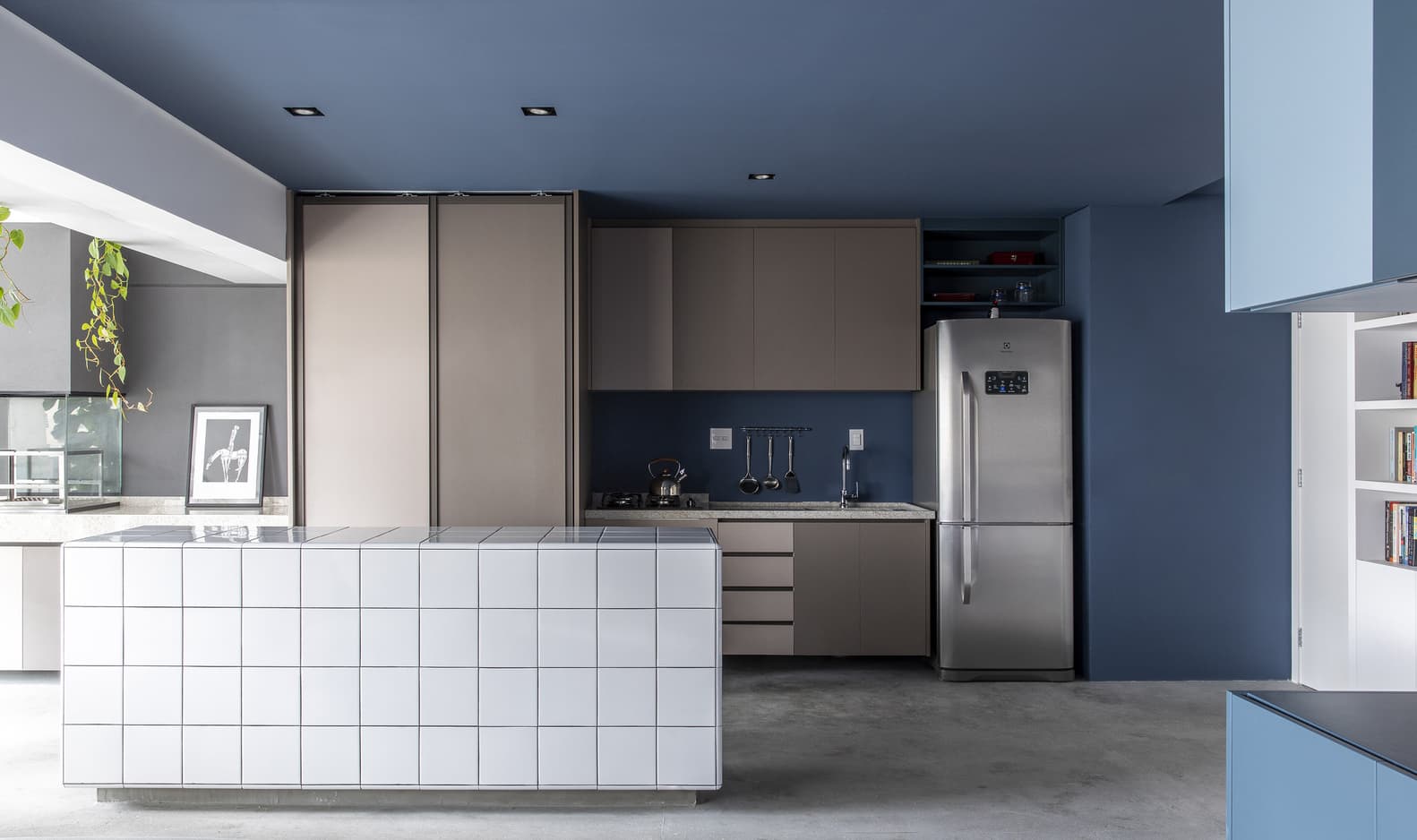 Ненавязчивый градиент и приемы техники color-block в интерьере квартиры-студии — проект Metamoorfose Studio