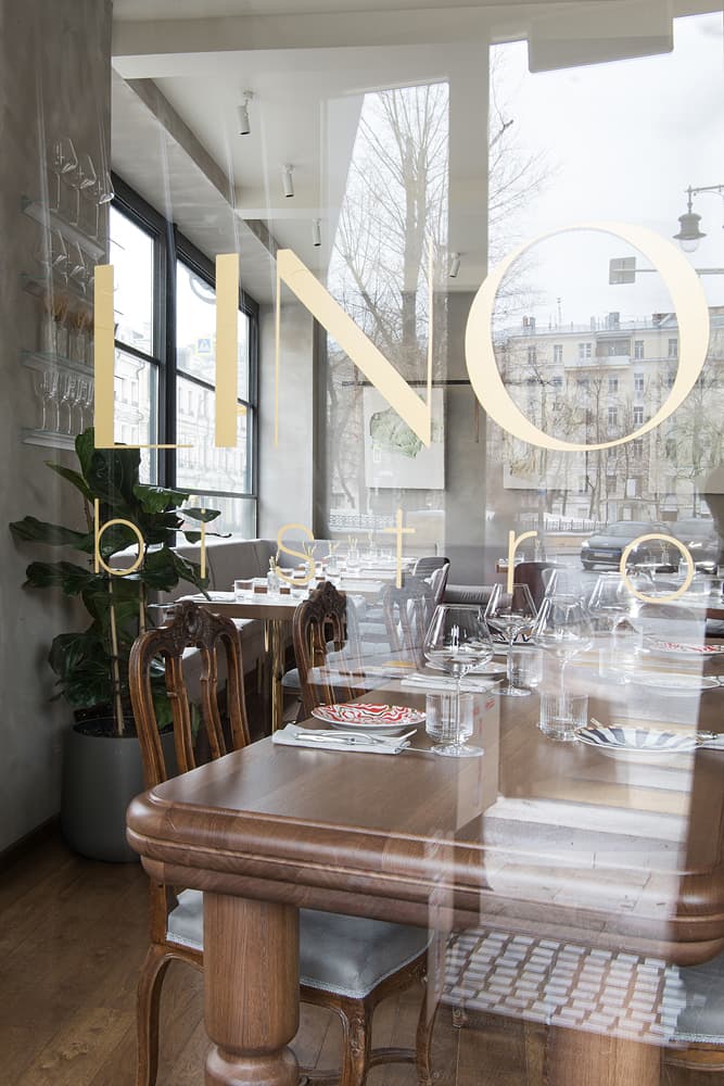 Дерево, мрамор и латунь в интерьере небольшого бистро – проект бюро ARCHPOINT