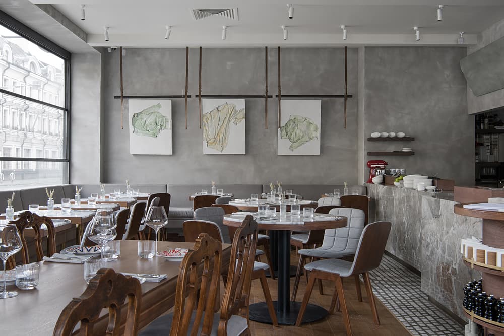 Дерево, мрамор и латунь в интерьере небольшого бистро – проект бюро ARCHPOINT