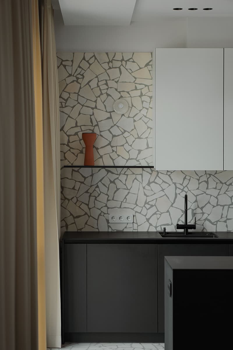 Интерьер семейного дома с мраморными акцентами – проект Саши Гамолина