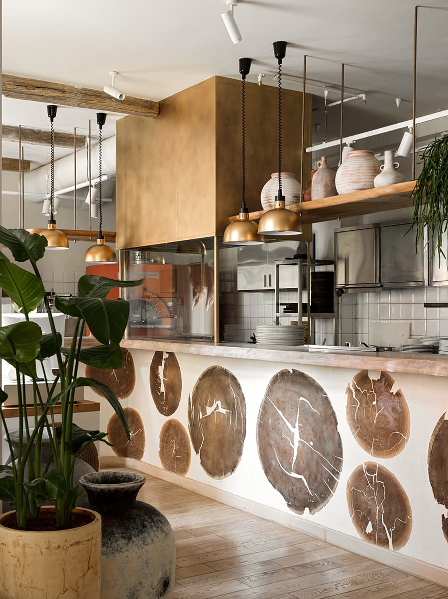 Аутентичный интерьер флагманского ресторана «Сыроварня» – проект Studio SHOO