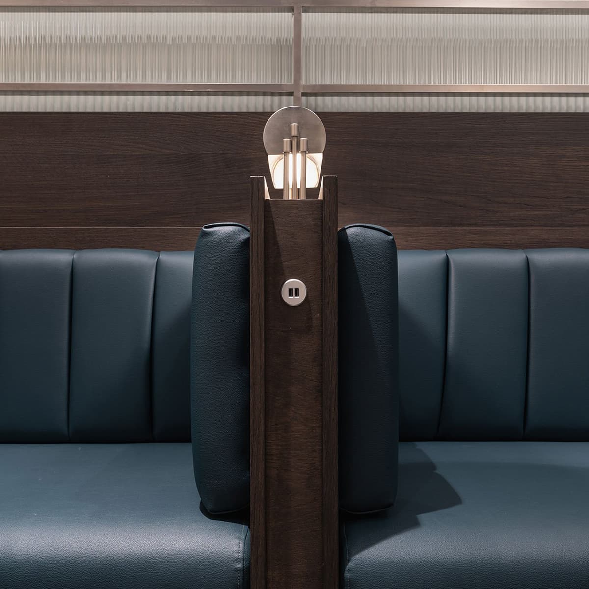 Современные и ретро-футуристические мотивы в интерьере кофейни – проект Yiannis Pouspourikas Design Studio