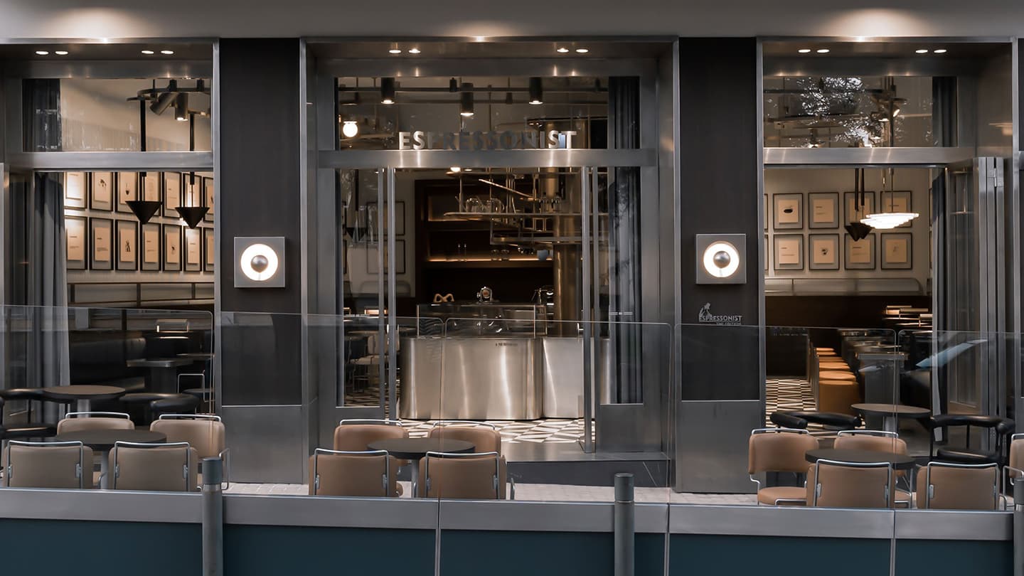 Современные и ретро-футуристические мотивы в интерьере кофейни – проект Yiannis Pouspourikas Design Studio