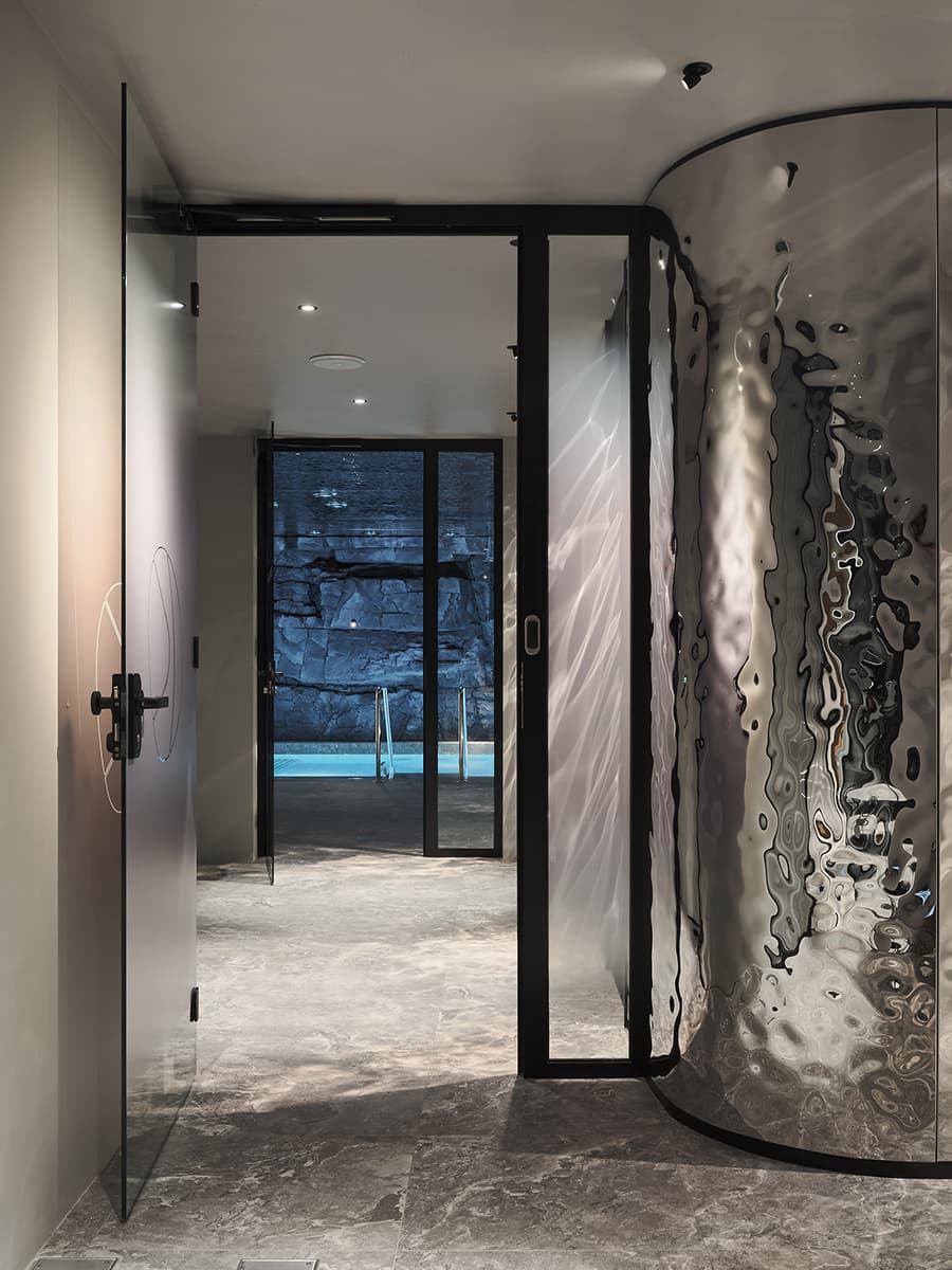 Интерьер подземного SPA-центра, вдохновленный горным озером – проект Levkovich Architects