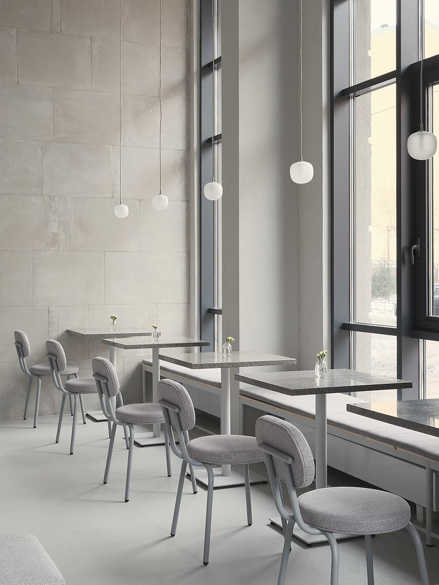 Монохромный интерьер кофейни в культурной столице – проект Кати Ростовой