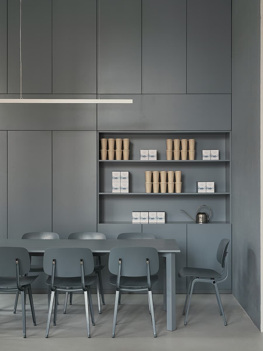 Монохромный интерьер кофейни в культурной столице – проект Кати Ростовой
