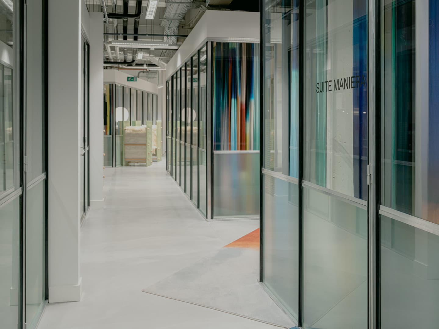 Коллаборация двенадцати дизайнеров в интерьере бельгийского офиса – проект галереи MANIERA