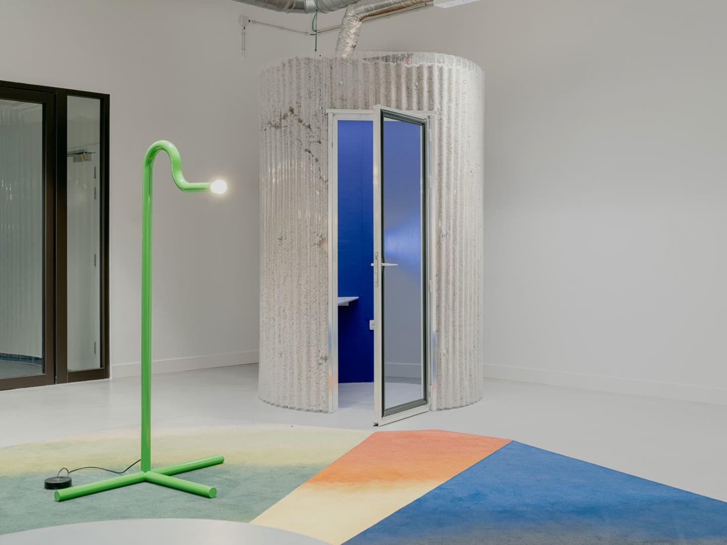 Коллаборация двенадцати дизайнеров в интерьере бельгийского офиса – проект галереи MANIERA