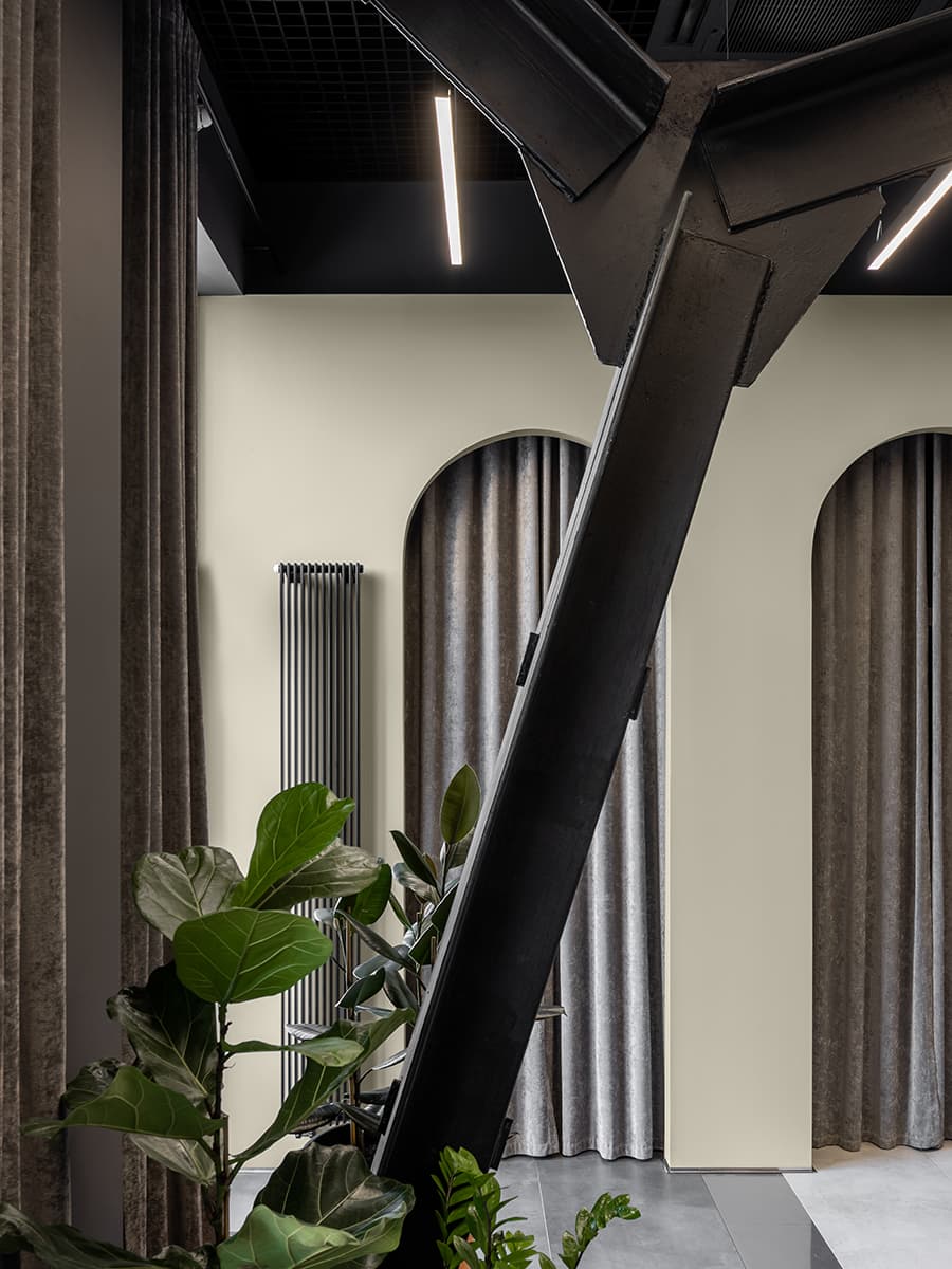 Интерьер парикмахерской с открытыми конструктивными элементами – проект архитектурной студии Quadrum