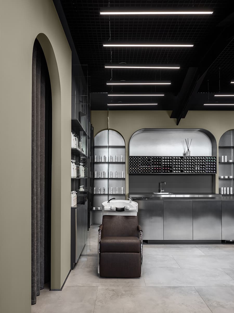 Интерьер парикмахерской с открытыми конструктивными элементами – проект архитектурной студии Quadrum