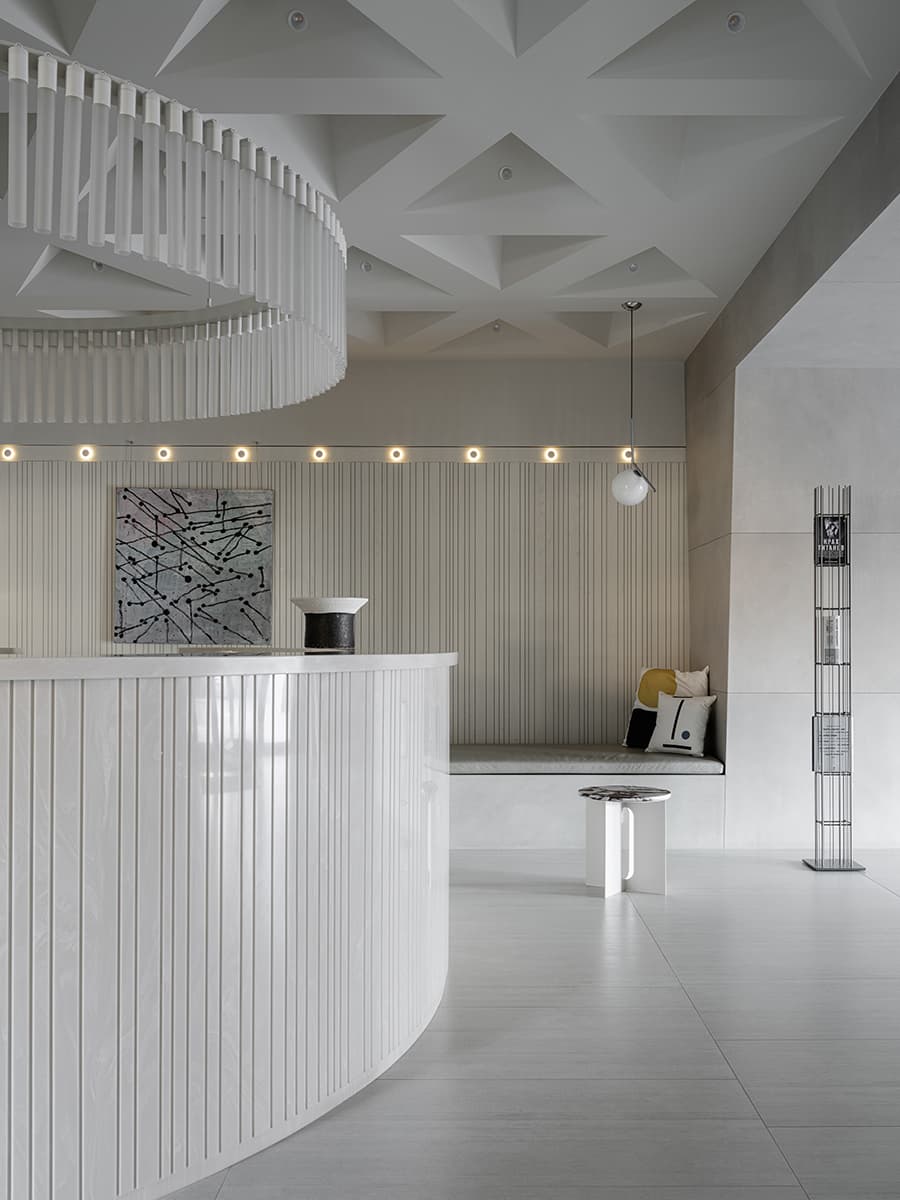 Интерьер многофункционального офиса с необычным потолком – проект Сергея Колчина и Дарьи Васильковой