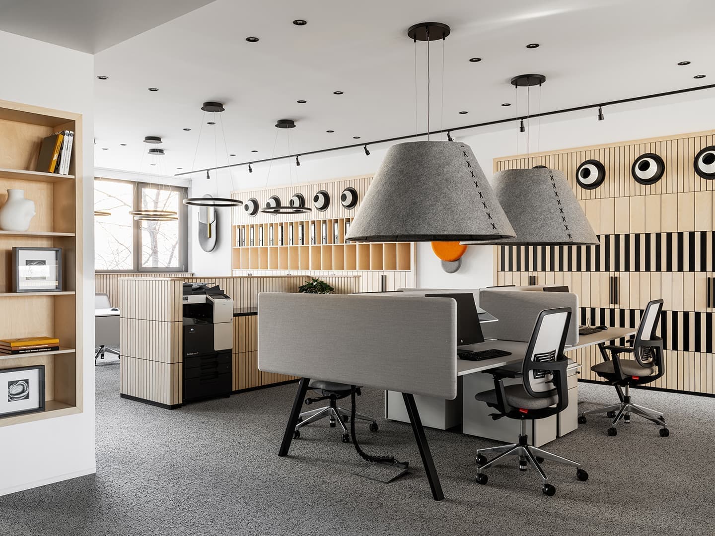 Интерьер многофункционального офиса с необычным потолком – проект Сергея Колчина и Дарьи Васильковой