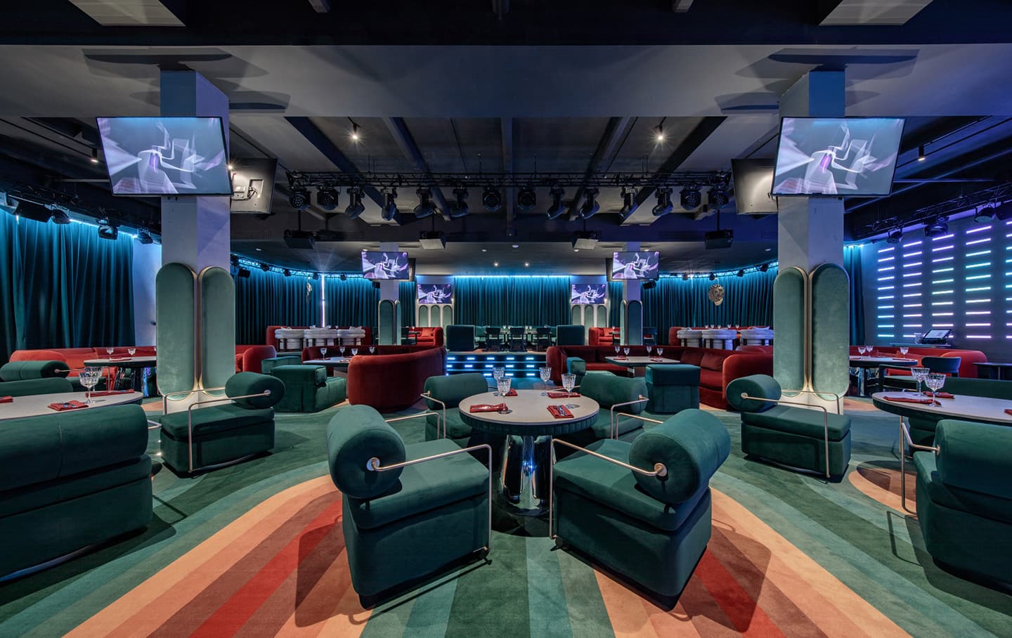 Праздничный интерьер караоке-бара в стиле 1950-х – проект бюро ARCHPOINT