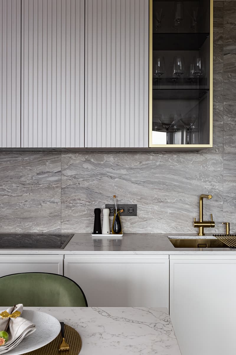 Элегантный интерьер петербургской квартиры с живыми растениями — проект Татьяны Шориной